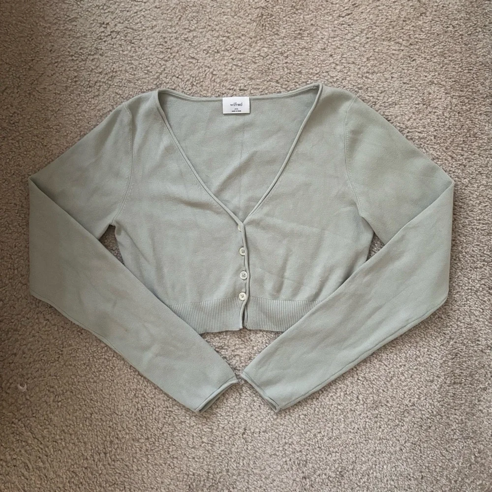 ❤️SOLD❤️ Aritzia cropped cardigan - Picture 1 of 3